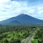 Jalur pendakian Gunung Kerinci via Solok Selatan menawarkan pemandangan air terjun dan hutan alami. (Ist.)