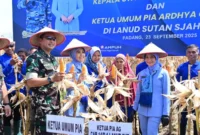 Kepala Staf Angkatan Udara (Kasau) Marsekal TNI M. Tonny Harjono dan Ketua Umum PIA Ardhya Garini, Isa M. Tonny Harjono, saat panen raya jagung di area ketahanan pangan Lanud Sutan Sjahrir di Padang. (Ist.)