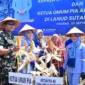 Kepala Staf Angkatan Udara (Kasau) Marsekal TNI M. Tonny Harjono dan Ketua Umum PIA Ardhya Garini, Isa M. Tonny Harjono, saat panen raya jagung di area ketahanan pangan Lanud Sutan Sjahrir di Padang. (Ist.)