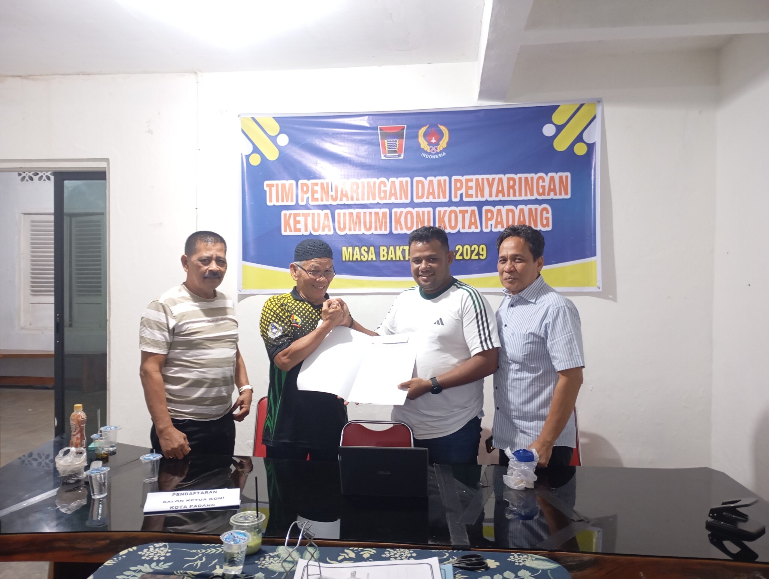 Tidak Mau Kalah, Ilmarizal Mengambil Formulir Calon Ketua KONI Padang di Hari Terakhir 