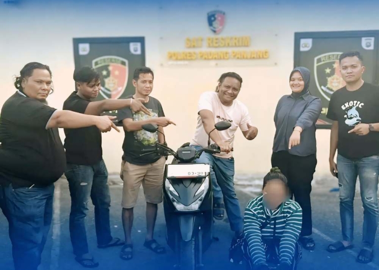 Perempuan di Padang Panjang ditangkap polisi di Lubuk Alung karena gelapkan motor majikan.