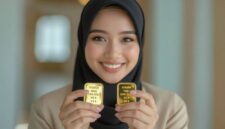 Ilustrasi - Karyawan toko emas memperlihatkan emas keping batangan. (Ist.)