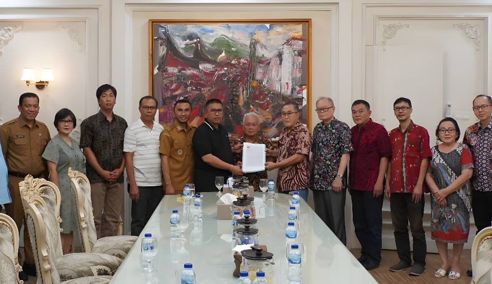 Wali Kota Padang Panjang Hendri Arnis menerima hibah tanah dari HBT dan HTT di Pendopo Rumah Dinas Wali Kota untuk tata kota, Selasa (2/9/2025).