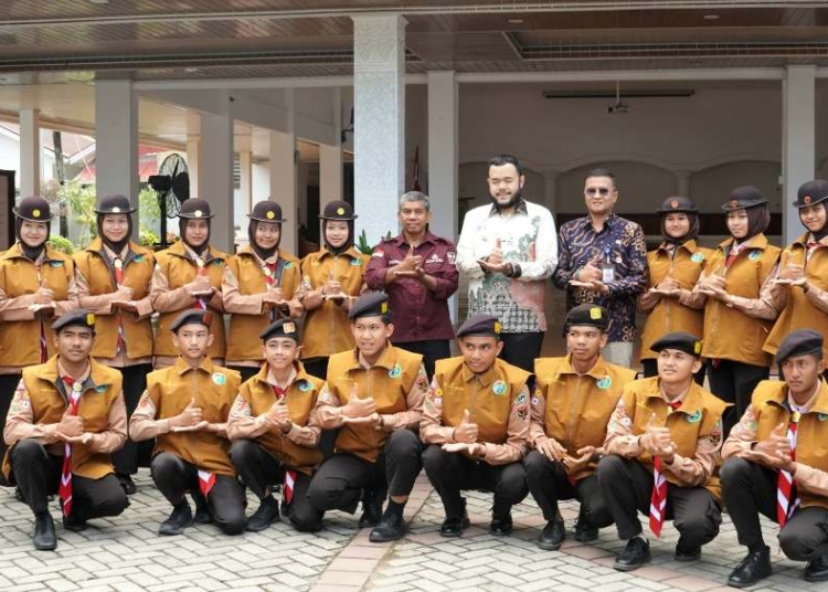 Wali Kota Fadly Amran bersama kontingen pramuka Kota Padang dalam acara pelepasan menuju Jambore Pramuka Muslim Dunia di Cibubur, Kamis, 4 September 2025.