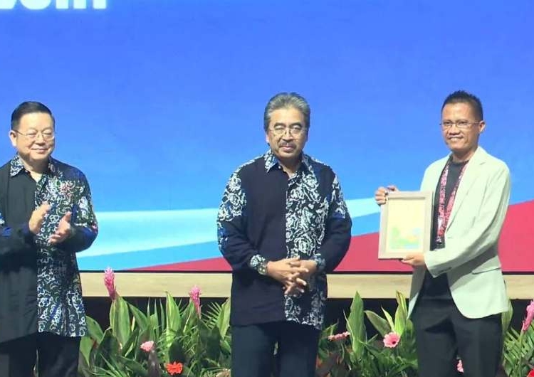 Fadelan Fitra Masta menerima penghargaan circular economy untuk Kota Padang di ajang ASEAN ESC Award 2025 di Langkawi, Malaysia.