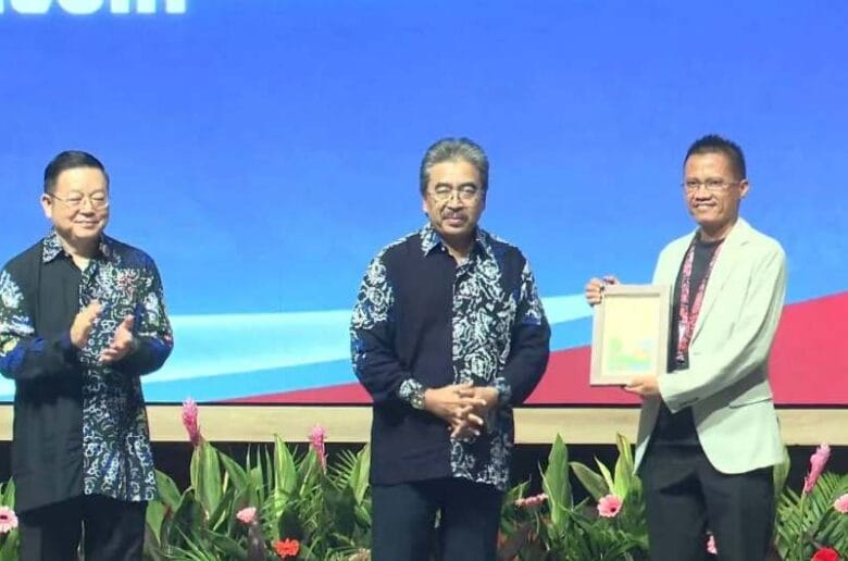 kota-padang-asean-esc-award-2025 Fadelan Fitra Masta menerima penghargaan circular economy untuk Kota Padang di ajang ASEAN ESC Award 2025 di Langkawi, Malaysia.