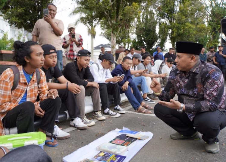 Aksi damai mahasiswa Padang Panjang berdialog dengan pemerintah dan Forkopimda.