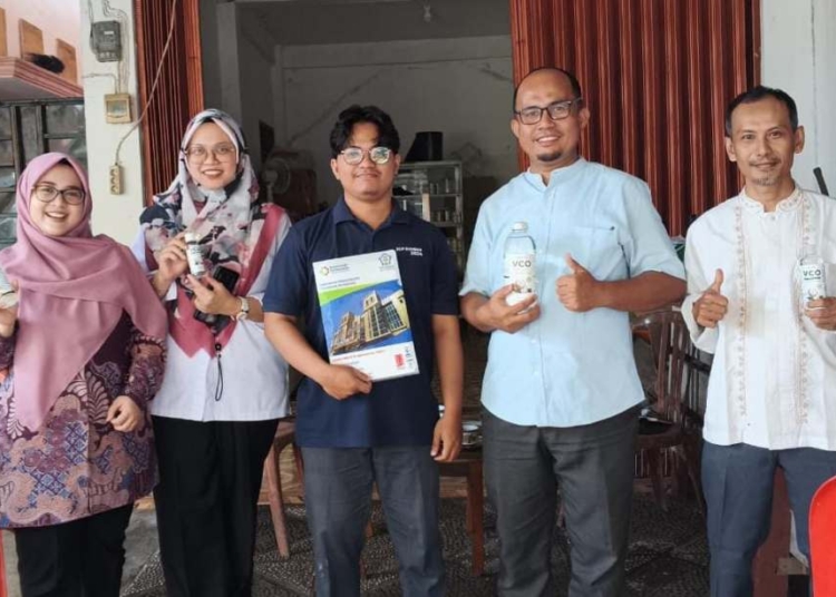 Tim PKM Politeknik ATI Padang berdiskusi dengan IKM LIVCO tentang redesain tata letak produksi VCO di Pariaman, Agustus 2025.