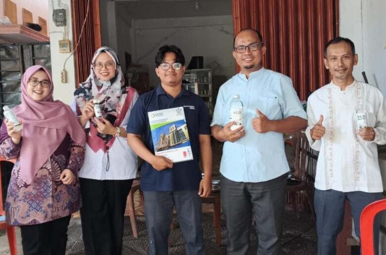 pkm-politeknik-ati-ikm-livco-2025 Tim PKM Politeknik ATI Padang berdiskusi dengan IKM LIVCO tentang redesain tata letak produksi VCO di Pariaman, Agustus 2025.