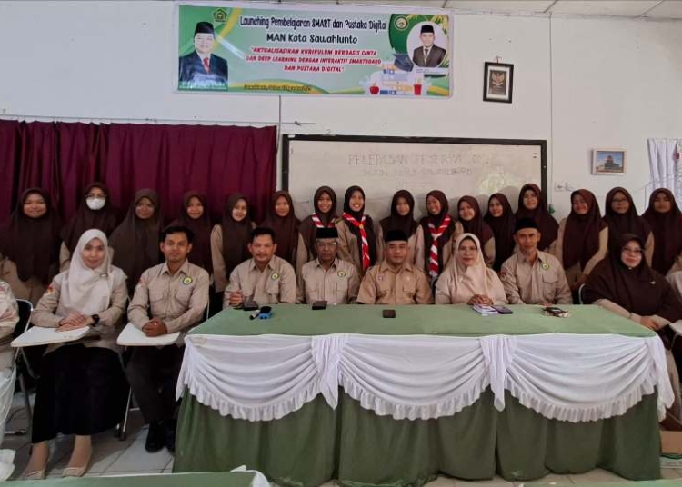 Kepala MAN Sawahlunto melepas 18 siswa peserta Olimpiade Madrasah Indonesia 2025.