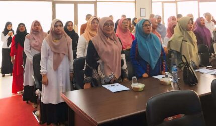 Hj. Marliza dan Amelia Saputri dari MAN 3 Kota Padang pada acara Optimalisasi UKS/M di Gedung Bagindo Azis Chan, Padang, Rabu, 10 September 2025.