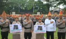 Kapolda Sumbar Berikan Hadiah Umroh Gratis kepada Dua Personel Berprestasi