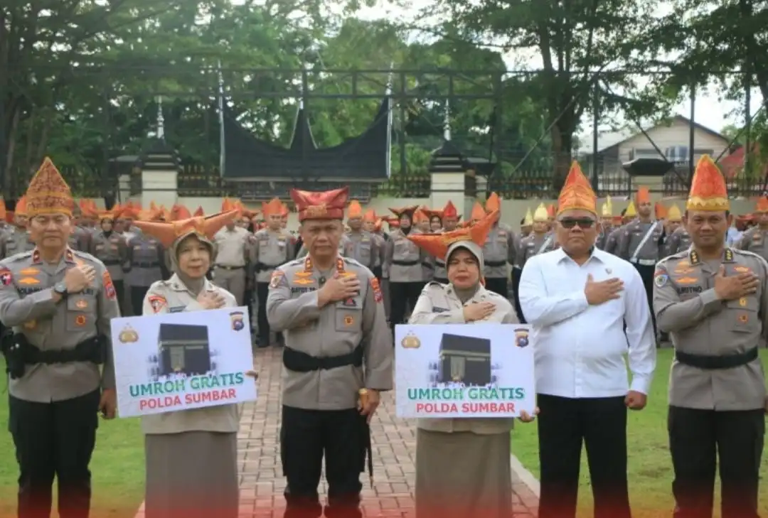 Kapolda Sumbar Berikan Hadiah Umroh Gratis kepada Dua Personel Berprestasi