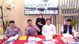 Kabid Humas Polda Jabar Kombes Pol Hendra Rochmawan menyampaikan keterangan pers terkait kasus pembunuhan satu keluarga di Indramayu.