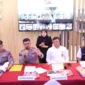 Kabid Humas Polda Jabar Kombes Pol Hendra Rochmawan menyampaikan keterangan pers terkait kasus pembunuhan satu keluarga di Indramayu.