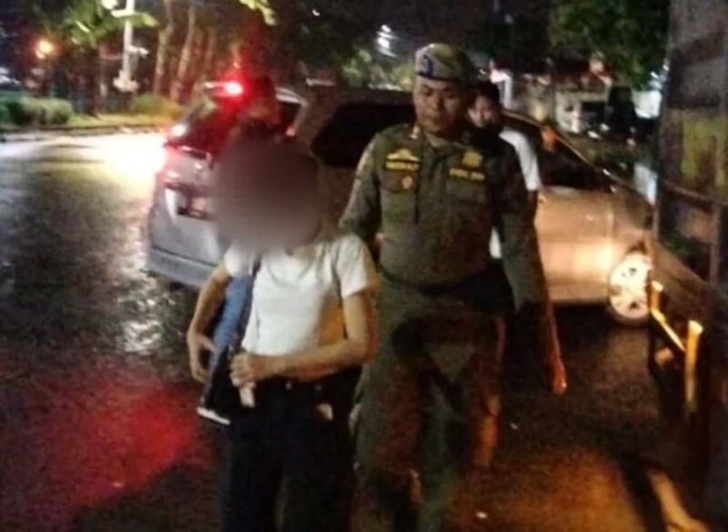Satpol PP Padang mengamankan 26 remaja dari kos-kosan, penginapan, dan kafe karaoke dalam razia Kamis dini hari (11/9/2025).