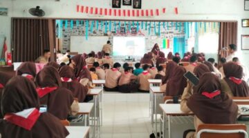 Guru dan siswa MAN 3 Kota Padang antusias mengikuti Pelatihan Koding Dasar bersama Ruang Guru dan Kemenag Sumbar, Kamis (11/9/2025).