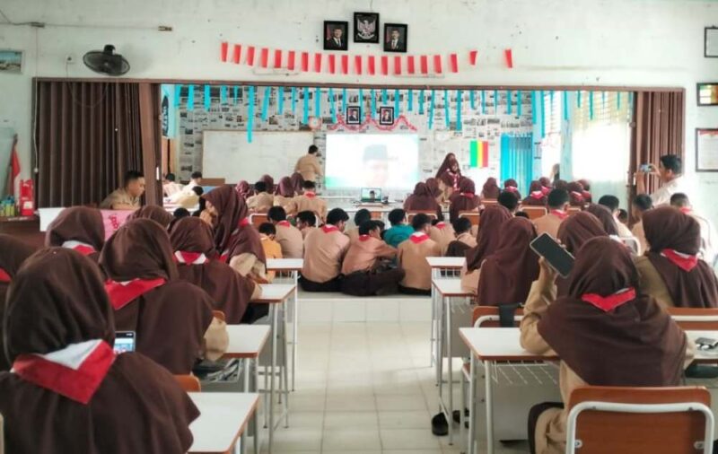 Guru dan siswa MAN 3 Kota Padang antusias mengikuti Pelatihan Koding Dasar bersama Ruang Guru dan Kemenag Sumbar, Kamis (11/9/2025).
