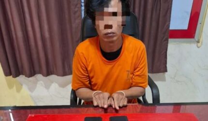 Polisi mengamankan pria asal Padang bersama barang bukti 17 paket sabu di Polres Kuansing.
