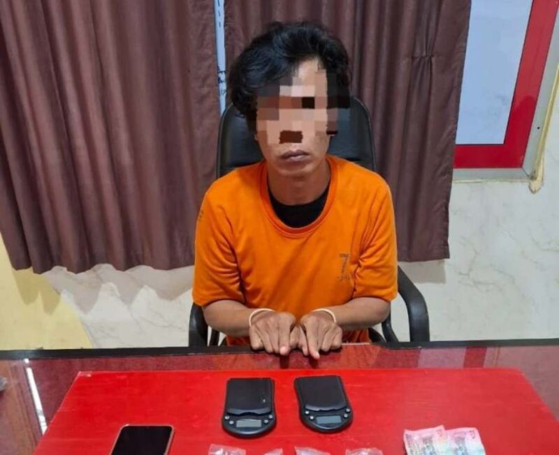 Satresnarkoba Polres Kuansing menangkap pria asal Padang berinisial AM (43) dengan barang bukti 17 paket sabu siap edar di Desa Siberakun, Benai. 