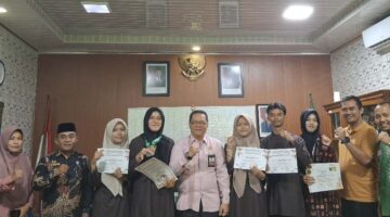 Kakan Kemenag Sawahlunto H. Dedi Wandra dan Kepala MAN Kota Sawahlunto Dafril Tuanku Bandaro bersama siswa penerima apresiasi prestasi nasional dan internasional.