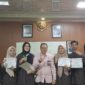 Kakan Kemenag Sawahlunto H. Dedi Wandra dan Kepala MAN Kota Sawahlunto Dafril Tuanku Bandaro bersama siswa penerima apresiasi prestasi nasional dan internasional.