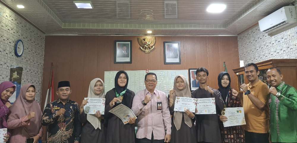 Siswa MAN Sawahlunto Ukir Prestasi Nasional dan Internasional, Kakan Kemenag Dedi Wandra Beri Apresiasi