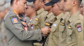 Kepala Satpol PP Kota Padang, Candra, saat melantik personel Satgas PAM dengan fokus tugas mengamankan kawasan Pasar Raya Padang, Jalan Permindo, hingga Pantai Padang. (Ist.)
