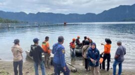 Tim gabungan BPBD dan SAR sisir Danau Maninjau cari Dodi Prinando yang hilang saat menembak ikan, di Tanjung Raya, Kabupaten Agam. (Ist.)