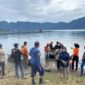 Tim gabungan BPBD dan SAR sisir Danau Maninjau cari Dodi Prinando yang hilang saat menembak ikan, di Tanjung Raya, Kabupaten Agam. (Ist.)