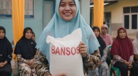 Pemerintah meluncurkan stimulus ekonomi berupa program bantuan beras untuk 18,2 juta keluarga penerima manfaat.