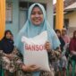 Pemerintah meluncurkan stimulus ekonomi berupa program bantuan beras untuk 18,2 juta keluarga penerima manfaat.