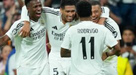 Selebrasi para pemain Real Madrid setelah gol yang dicetak Kylian Mbappe ke gawang Espanyol, mengukuhkan posisi mereka di puncak klasemen La Liga.