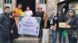 Dokumentasi Yayasan Lebah Muda Indonesia saat mengadakan aksi sosial dengan membagikan beras SPHP kepada masyarakat saat peringatan Maulid Nabi Muhammad SAW beberapa waktu lalu sebagai bentuk kepedulian sosial.