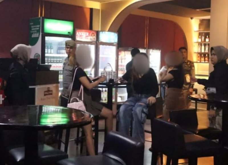 Satpol PP Kota Padang bubarkan lima hiburan malam yang beroperasi hingga pukul 03.30 WIB. Sebanyak 18 muda-mudi juga diamankan karena kedapatan menenggak alkohol di ruang publik. (Ist.)