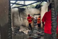 Petugas Damkar Tanah Datar berupaya memadamkan kebakaran rumah permanen di Nagari Tanjung Barulak, Tanjung Emas. (Ist.)