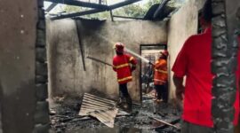 Petugas Damkar Tanah Datar berupaya memadamkan kebakaran rumah permanen di Nagari Tanjung Barulak, Tanjung Emas. (Ist.)