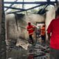 Petugas Damkar Tanah Datar berupaya memadamkan kebakaran rumah permanen di Nagari Tanjung Barulak, Tanjung Emas. (Ist.)