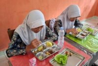 Pelajar tengah menyantap hidangan program  Makan Bergizi Gratis di salah satu sekolah. (Ist.)