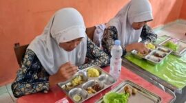 Pelajar tengah menyantap hidangan program  Makan Bergizi Gratis di salah satu sekolah. (Ist.)