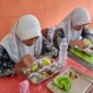 Pelajar tengah menyantap hidangan program  Makan Bergizi Gratis di salah satu sekolah. (Ist.)