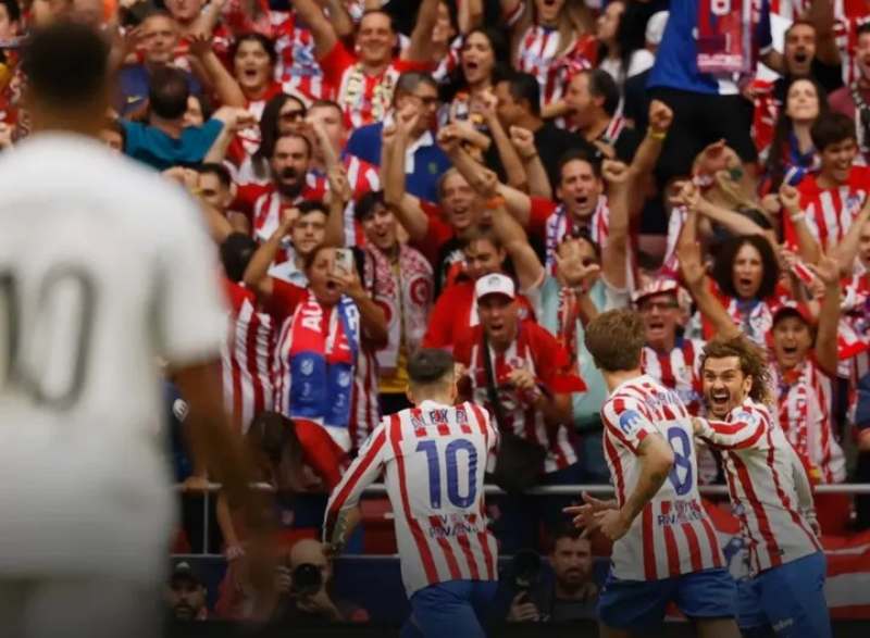 Pesta gol gila-gilaan mewarnai Derby Madrid, Sabtu malam WiB (27/9/2025), saat Atletico Madrid melumat sang pemuncak klasemen, Real Madrid, 5-2, memaksa Los Blancos merasakan kekalahan perdananya sekaligus merusak start sempurna mereka di La Liga. (Ist.)