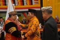 Gubernur Kepri Ansar Ahmad (tengah) bersama Ketua Umum LKAAM Sumbar Fauzi Bahar (kanan) saat menghadiri prosesi pengukuhan pengurus Keluarga Besar Rumah Gadang (KBRG) Kepri di Batam. (Ist.)
