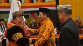 Gubernur Kepri Ansar Ahmad (tengah) bersama Ketua Umum LKAAM Sumbar Fauzi Bahar (kanan) saat menghadiri prosesi pengukuhan pengurus Keluarga Besar Rumah Gadang (KBRG) Kepri di Batam. (Ist.)