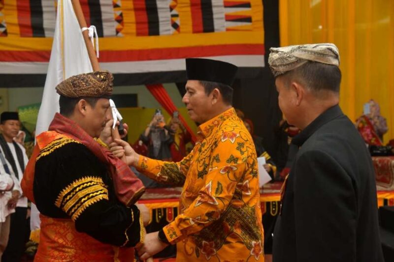 Gubernur Kepri Ansar Ahmad (tengah) bersama Ketua Umum LKAAM Sumbar Fauzi Bahar (kanan) saat menghadiri prosesi pengukuhan pengurus Keluarga Besar Rumah Gadang (KBRG) Kepri di Batam. (Ist.)
