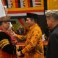 Gubernur Kepri Ansar Ahmad (tengah) bersama Ketua Umum LKAAM Sumbar Fauzi Bahar (kanan) saat menghadiri prosesi pengukuhan pengurus Keluarga Besar Rumah Gadang (KBRG) Kepri di Batam. (Ist.)