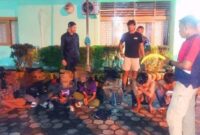 Satpol PP Kota Padang saat mengamankan tujuh anak di bawah umur beserta barang bukti lem dan sajam di Jalan M. Yamin, Senin dinihari (29/9/2025). (Ist.)