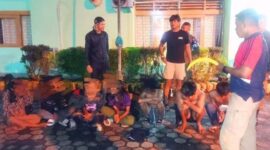Satpol PP Kota Padang saat mengamankan tujuh anak di bawah umur beserta barang bukti lem dan sajam di Jalan M. Yamin, Senin dinihari (29/9/2025). (Ist.)