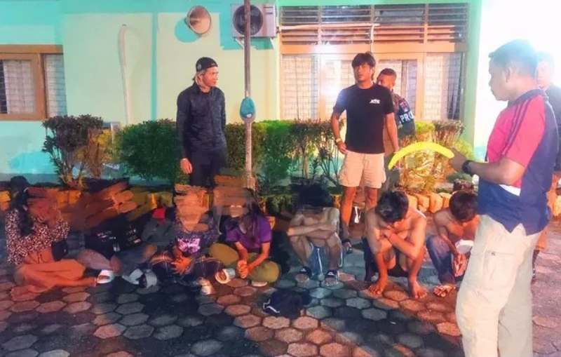 Satpol PP Kota Padang saat mengamankan tujuh anak di bawah umur beserta barang bukti lem dan sajam di Jalan M. Yamin, Senin dinihari (29/9/2025). (Ist.)