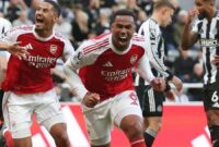 Pemain Arsenal, Gabriel Magalhaes, merayakan gol dramatisnya di menit-menit akhir yang memastikan kemenangan The Gunners 2-1 atas Newcastle United di St. James' Park. (Ist.)